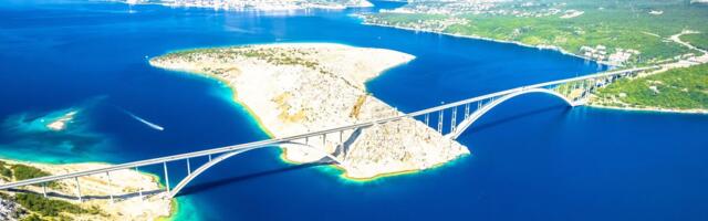 Suluda ideja umalo završila tragično: Kamp prikolica visi sa mosta na Krku, bura je umalo bacila u more!