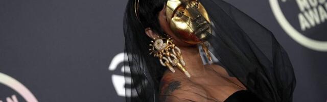 Zlatna maska Cardi B sa crvenog tepiha na dodeli AMA će nas proganjati zauvek (više od bradavice Bilija Portera)