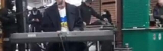 Muzičar Tom Odel svira na železničkoj za Ukrajinu