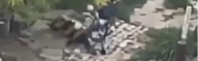 UZNEMIRUJUĆI SNIMAK! Muž zverski tuče ženu u Novom Sadu, DOK ONA U RUKAMA DRŽI DETE!