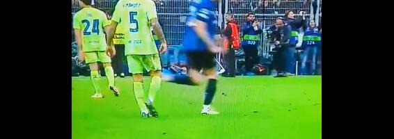 SRAMOTAN POTEZ FUDBALERA BARSELONE, UEFA MORA REAGOVATI: Pogledajte šta je uradio španski defanzivac nakon što je njegov tim primio gol u nadoknadi! (VIDEO)