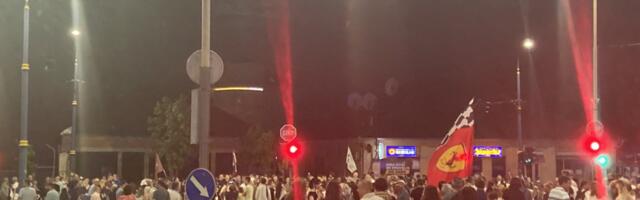 Kragujevčani blokirali trg Mala Vaga i skupljali donacije za pomoć onima koji su izgubili domove u požarima (VIDEO)