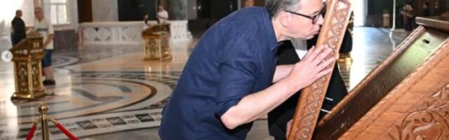 Vučić celivao ikonu kao niko pre - da se prekrstiš i levom i desnom (FOTO)