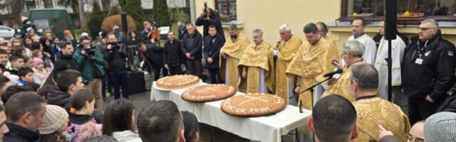 Tradicionalno lomljenje česnice i ovog Božića u Staroj crkvi