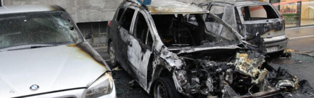 UHAPŠENI OSUMNJIČENI ZA PALJENJE AUTOMOBILA NA VRAČARU! Evo kome su stavljene lisice nakon haosa u Dubljanskoj, oglasilo se tužilaštvo!