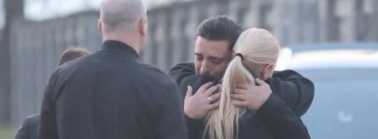 Potresna scena: Jecaji i suze, Darko i Kaća primaju saučešće ispred kuće (FOTO/VIDEO)