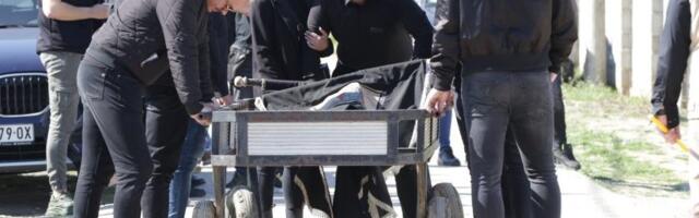 Dovezli kolica u kojima će izneti sanduk, Darko Lazić jeca: "Nemojte, molim vas"