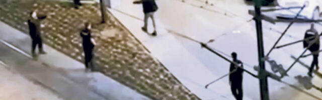 Чекићем разбијао полицијска возила