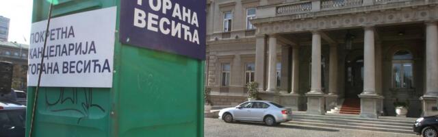 Šarović dovezao klozet ispred Skupštine grada: Vesićeva pokretna kancelarija