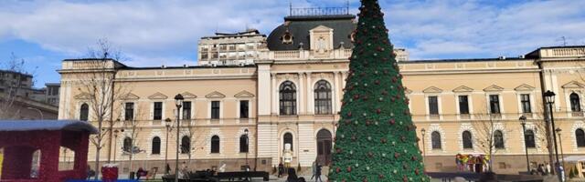 Grad nabavlja NOVOGODIŠNJU DEKORACIJU, čarolija stiže na Trg Radomira Putnika