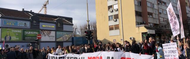 Đaci Prve gimnazije su posle održane svečanosti blokirali raskrsnicu sa studentima