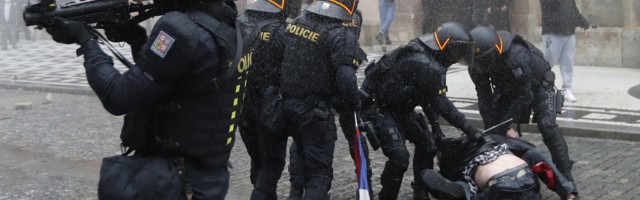 Pobuna protiv maski u Češkoj: “Eksperiment na ljudima, zloupotreba naše slobode”