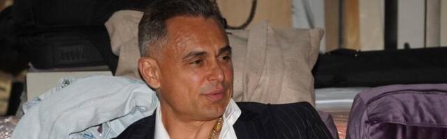 Pevačica uhvaćena u zagrljaju bivšeg verenika Jovane Jeremić: Opustio se pored zanosne plavuše (FOTO)