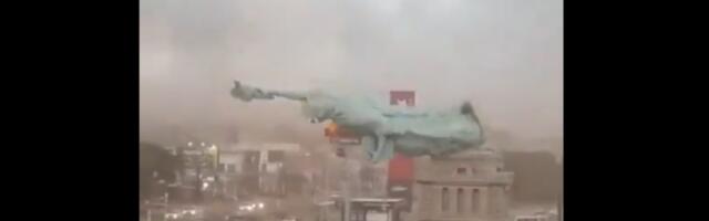 SRUŠIO SE KIP SLOBODE: Vetar oborio džinovsku repliku (VIDEO)