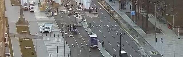 Uklonjen Ćacilend ispred Skupštine Srbije