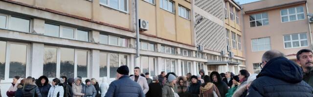 Protest podrške smenjenoj direktorki i pismo zaposlenih ministru prosvete