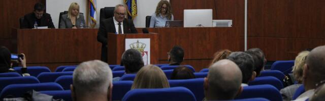 Sastanak sa direktorima škola u direktnom prenosu: Manje dece i pohvale gradonačelniku