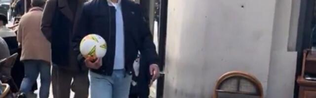 Novak šeta ulicama grada kao "anonimus", kao da nije najbolji teniser ikada, u rukama je nosio loptu...