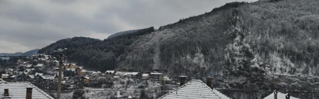 Zabelela se Srbija, sneg pada u ovim gradovima: Serija udesa od ranog jutra, ledena kiša i poledica prave haos! VIDEO