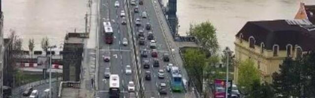 ZBOG NESREĆE U OVOM DELU BEOGRADA SE STVARAJU VELIKE GUŽVE: Vozila mile, oboren i motociklista na Autokomandi