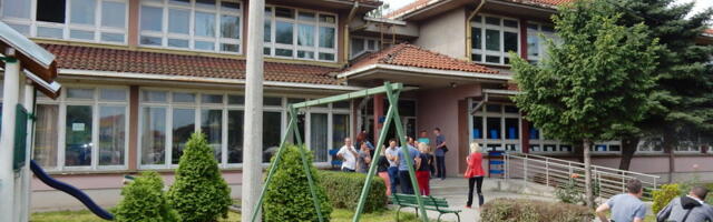 Humanitarna prodaja radova učenika ŠOSO “11 okobar” na gradskom trgu