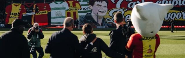 Suze na fudbalskoj utakmici: Karla je radila u klubu 28 godina, navijači su joj priredili nešto neverovatno (VIDEO)