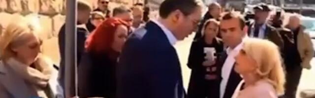 Aplaudirala Vučiću, pa držala govor blokaderima u Kraljevu - Ko je Jelena Pavlović? (VIDEO)