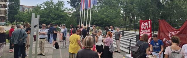 Prekinuta sednica proširenog Senata Univerziteta u Novom Sadu na kojoj je trebalo da se odlučuje o prigovoru profesora Vladimira Mihića