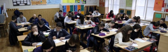 Đaci sipali dezinfekciono sredstvo u vodu profesorki da popije - epilog će biti najstroža kazna