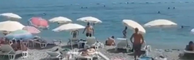 HIT SNIMAK SA PLAŽE! Ivan je uživao snimajući zgodnu plavušu, A ONDA SE ZAČUO GLAS NJEGOVE ŽENE!