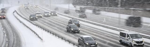 SNEG DRASTIČNO OTEŽAO KRETANJE VOZILA! Za neke deonice se naoružati strpljenjem - PAŽLJIVO VOZITE! (FOTO)