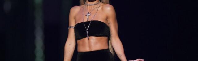 KONTROVERZNA ALBANKA PONOVO ŠOKIRALA JAVNOST: Pevačica prošetala u bikiniju po ulici - svi su se ZGROZILI na njene noge! (FOTO)