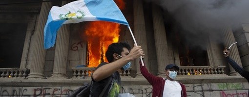 Demonstranti u Gvatemali upali u Kongres i zapalili deo zgrade