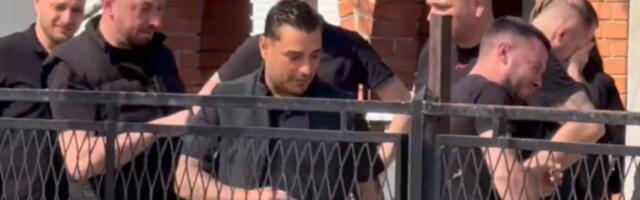 DARKO LAZIĆ IZABRAO FOTOGRAFIJU POKOJNOG BRATA ZA SAHRANU, OVO ĆE BITI PORED KOVČEGA: Pevač se vratio iz bolnice, pa zapomagao na sav glas!