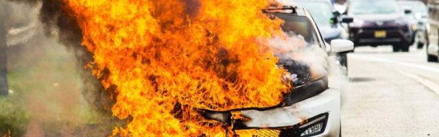 Užas kod Kruševca: Automobil se zapalio u vožnji - putnici jedva spasili živu glavu (FOTO)