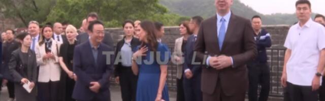 VUČIĆ U PEKINGU! Obilazi Kineski zid - SRPSKO KOLO U KINI! (VIDEO)