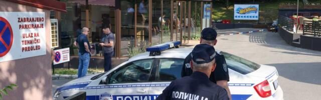 (FOTO) NADZORNA KAMERA ZABELEŽILA TRENUTAK UBISTVA VESKOVIĆA: Pozdravio se s napadačem, ON MU POTOM PUCAO U LEĐA! Prve slike s mesta pucnjave