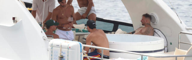 POLJUBAC REPREZENTATIVACA ŠPANIJE ZAPALIO MREŽE! Paparaci ih uhvatili u prisnom trenutku - prizor sa Ibice pokrenuo lavinu komentara! (FOTO)