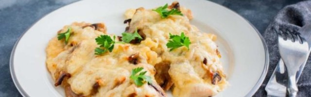 Ručak na brzinu: Sočna piletina u sosu od pečuraka (RECEPT)