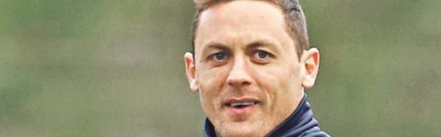 HAOS U ENGLESKOJ! Nemanja Matić SMIRIVAO navijače Mančestera! Upali na teren i poslali jasnu poruku! /FOTO/