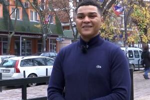Бори је мајка из Намибије, матерњи енглески – уместо Берлина за студије одабрао Косовску Митровицу