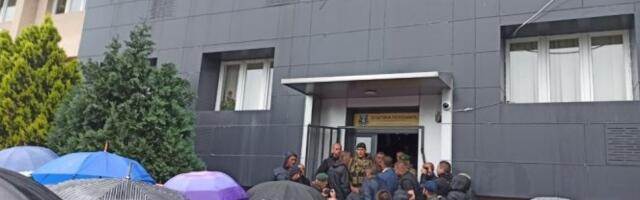 NOVE PROVOKACIJE! Kurtijev "ministar" ušao u Opštinu Leposavić - Srbi uzvikuju "NAPOLJE" (VIDEO)