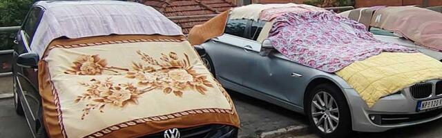 Sve pod ćebad i tepihe: Novopazarci pronašli kreativno rješenje zaštite od grada