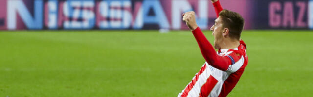 PISAO ISTORIJU ZVEZDE, SRUŠIO ŠAMPIONA EVROPE I UŠAO U LEGENDU Miljenik "delija" uživa ispred krčme u selu (FOTO)