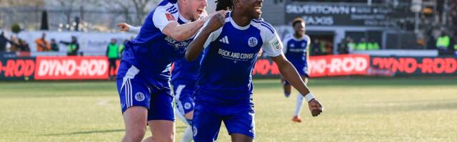 Navijači su heroje iz šeste engleske lige nosili na rukama, nisu zaboravili ni preminulog igrača: On je ovde sa nama!