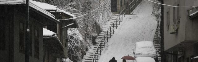 Deka umro, baka za dlaku izbegla smrt! Nesrećni par pronađen smrznut u kući, razlog iza toga će vas rasplakati
