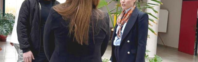 Dajana Paunović uručila donaciju u vidu sportske opreme OŠ Braća Aksić u Lipljanu