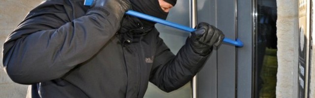 OPASAN PROVALNIK IZA REŠETAKA! Ukrao laptop, menice, sa platnih kartica podigao 210.000 ali TO MU NIJE BILO DOVOLJNO!