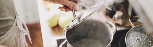 Brzinski doručak! Sipajte jogurt u vrelu vodu, dodajte brašno i dobićete sjajno pecivo (VIDEO)