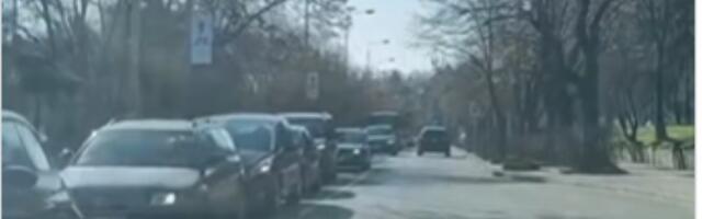 Postavljeni semafori na Autokomandi, građani OČAJNI zbog gužvi (VIDEO)